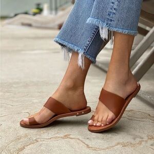Finch Leather Toe Ring Sandal
TAN size 7